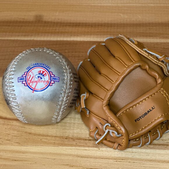 New York Yankees 100th Anniversary Limited Edition Baseball w/ Glove /5000 - Picture 4 of 4